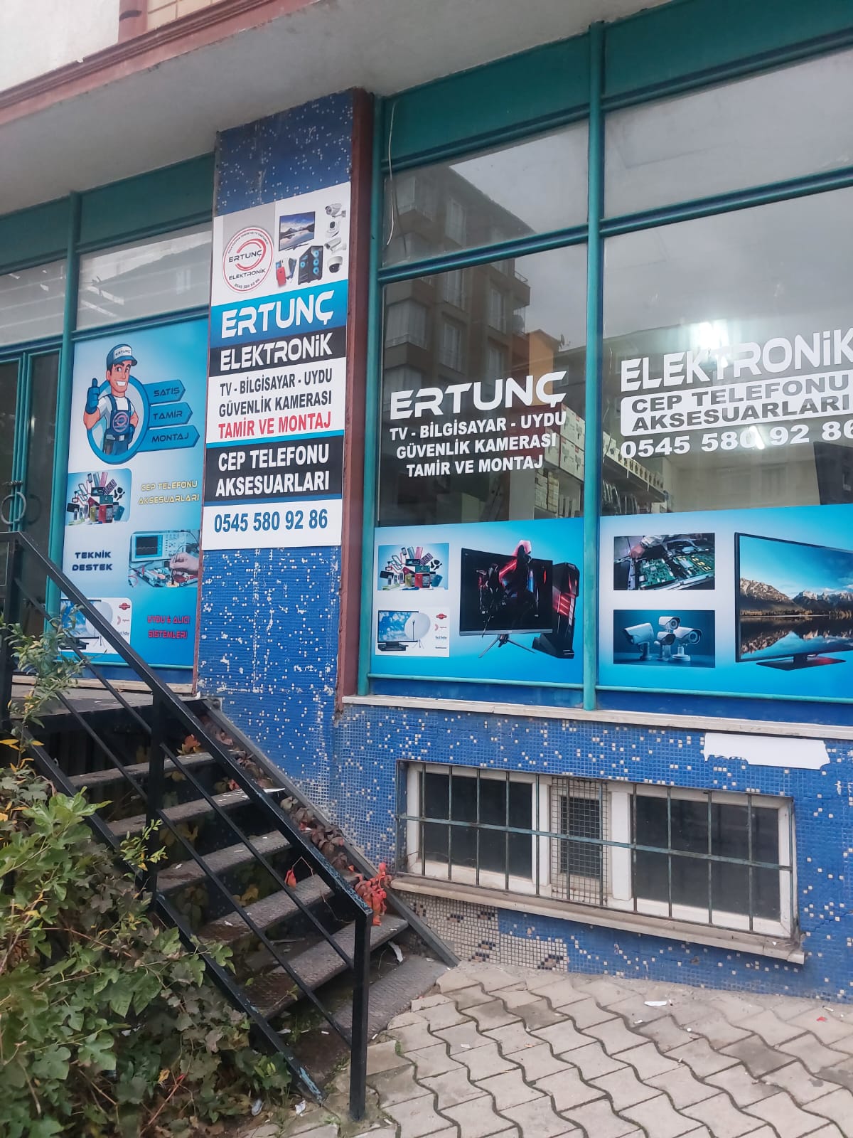 Uzman teknisyen televizyon tamiri yapıyor